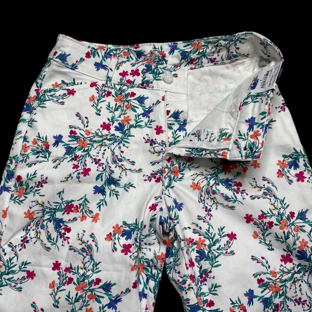 NWT St. John’s Bay Secretly Slender Mid Rise White Floral Capri Pants Sz 6 - Picture 2 of 12